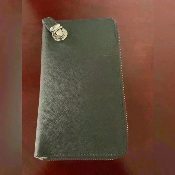 Danier leather  wallet - Picture 4 of 8
